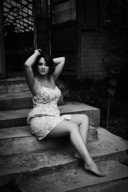 park açık havada poz şirin içinde genç çekici kadın siyah beyaz fotoğraf 