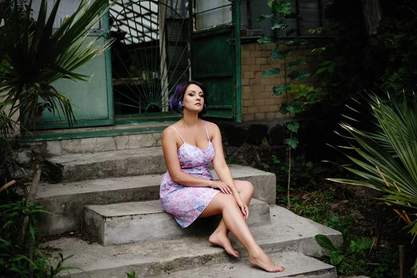 Mujer Atractiva Joven Lindo Vestido Con Pelo Colorido Posando Aire —  Fotos de Stock