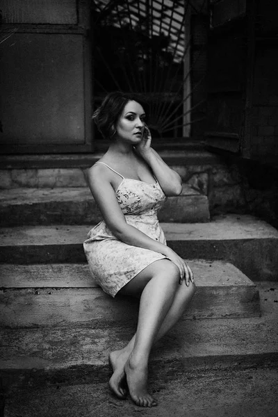 Noir Blanc Photo Jeune Femme Attrayante Robe Mignonne Posant Plein — Photo