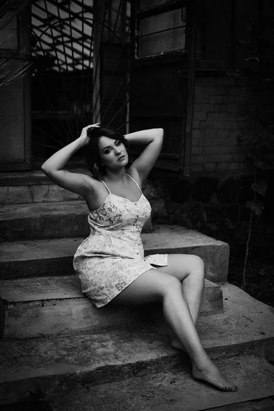 Zwart Wit Foto Van Jonge Aantrekkelijke Vrouw Schattige Jurk Poseren — Stockfoto