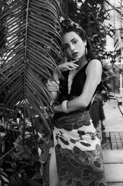 çeşitli bilezik açık havada poz ile zarif headdress içinde çekici genç kadın siyah beyaz fotoğraf 