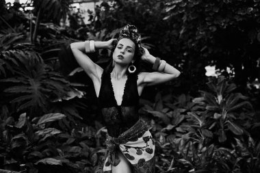 çeşitli bilezik açık havada poz ile zarif headdress içinde çekici genç kadın siyah beyaz fotoğraf 