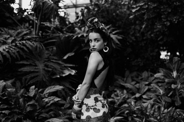 çeşitli bilezik açık havada poz ile zarif headdress içinde çekici genç kadın siyah beyaz fotoğraf 