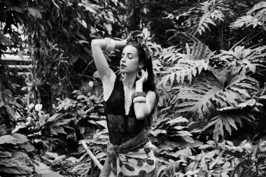 çeşitli bilezik açık havada poz ile zarif headdress içinde çekici genç kadın siyah beyaz fotoğraf 