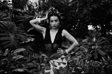 çeşitli bilezik açık havada poz ile zarif headdress içinde çekici genç kadın siyah beyaz fotoğraf 