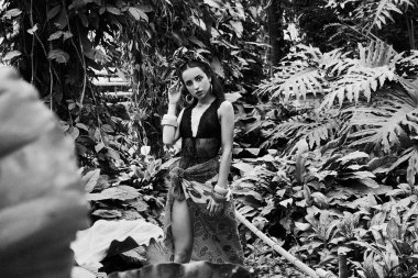 çeşitli bilezik açık havada poz ile zarif headdress içinde çekici genç kadın siyah beyaz fotoğraf 