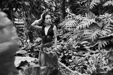 çeşitli bilezik açık havada poz ile zarif headdress içinde çekici genç kadın siyah beyaz fotoğraf 