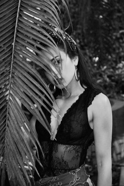 çeşitli bilezik açık havada poz ile zarif headdress içinde çekici genç kadın siyah beyaz fotoğraf 