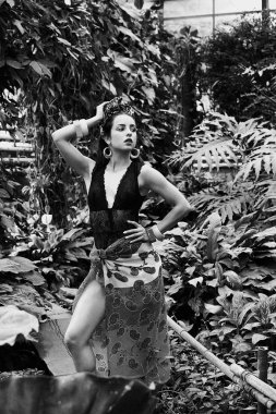 çeşitli bilezik açık havada poz ile zarif headdress içinde çekici genç kadın siyah beyaz fotoğraf 