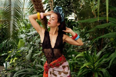 çeşitli bilezik açık havada poz ile zarif headdress çekici genç kadın 