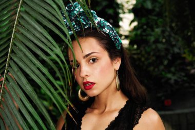 çeşitli bilezik açık havada poz ile zarif headdress çekici genç kadın 