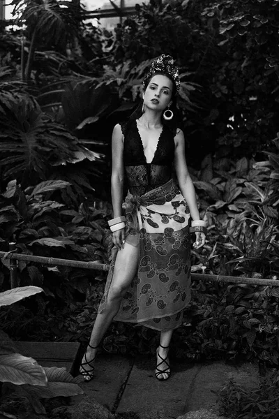 çeşitli bilezik açık havada poz ile zarif headdress içinde çekici genç kadın siyah beyaz fotoğraf 