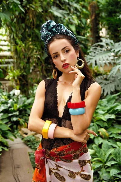 Attraktiv Ung Kvinna Eleganta Huvudbonad Med Olika Armband Poserar Utomhus — Stockfoto