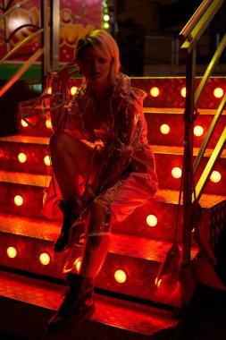 Şehvetli genç sarışın kadın geceleri poz