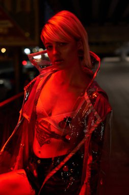 Şehvetli genç sarışın kadın geceleri poz