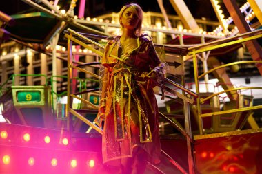 Şehvetli genç sarışın kadın geceleri poz