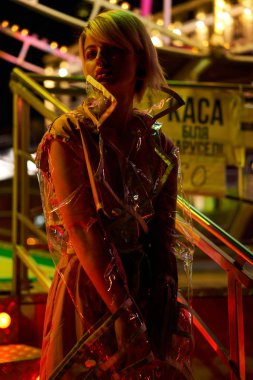 Şehvetli genç sarışın kadın geceleri poz