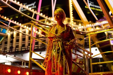 Şehvetli genç sarışın kadın geceleri poz