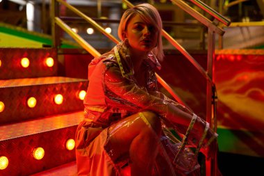 Şehvetli genç sarışın kadın geceleri poz