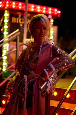 Şehvetli genç sarışın kadın geceleri poz