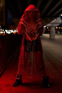 Şehvetli genç sarışın kadın geceleri poz