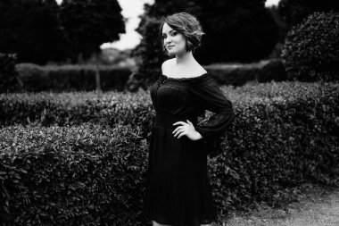 Kısa saç poz ile genç çekici kadın fotoğrafı siyah-beyaz 