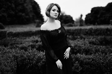 Kısa saç poz ile genç çekici kadın fotoğrafı siyah-beyaz 