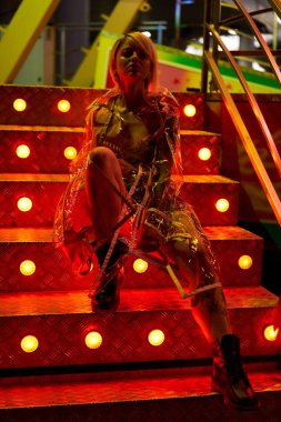 Şehvetli genç sarışın kadın geceleri poz