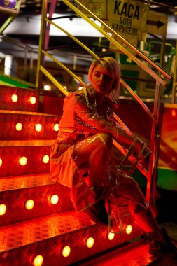 Şehvetli genç sarışın kadın geceleri poz