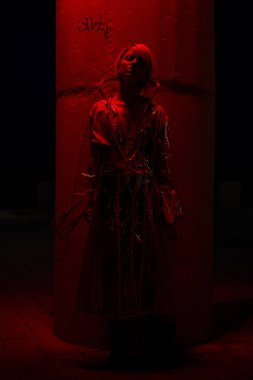 Şehvetli genç sarışın kadın geceleri poz