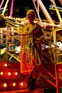 Şehvetli genç sarışın kadın geceleri poz