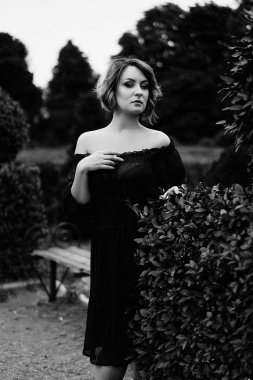 Kısa saç poz ile genç çekici kadın fotoğrafı siyah-beyaz 