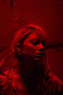 Şehvetli genç sarışın kadın geceleri poz