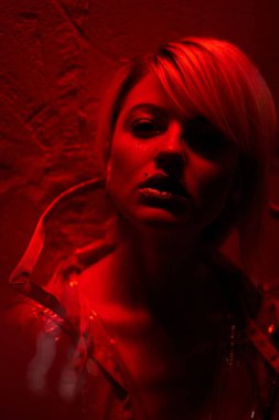 Şehvetli genç sarışın kadın geceleri poz