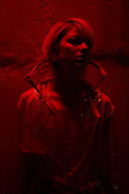 Şehvetli genç sarışın kadın geceleri poz