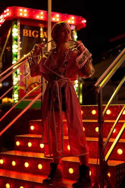 Şehvetli genç sarışın kadın geceleri poz