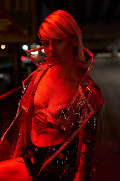 чувственная молодая блондинка позирует ночью
