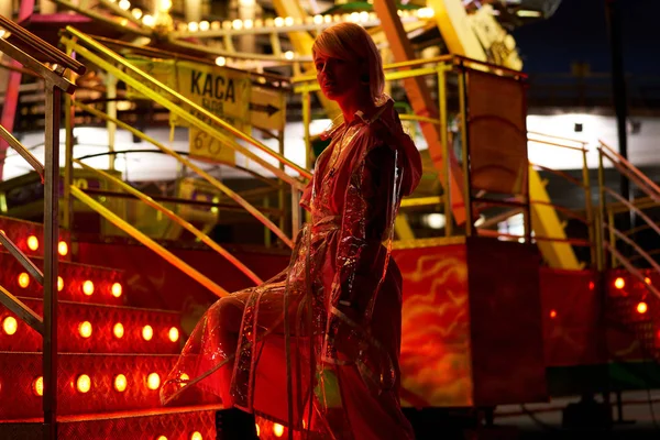 Şehvetli genç sarışın kadın geceleri poz