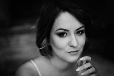 Kısa saç poz ile genç çekici kadın fotoğrafı siyah-beyaz 