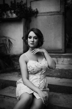 Kısa saç poz ile genç çekici kadın fotoğrafı siyah-beyaz 