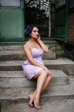  Renkli saç poz ile genç çekici kadın 