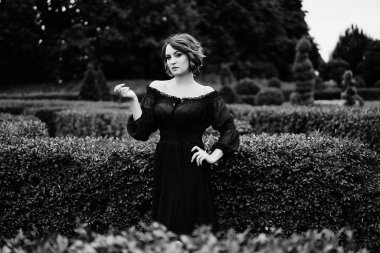 Kısa saç poz ile genç çekici kadın fotoğrafı siyah-beyaz 