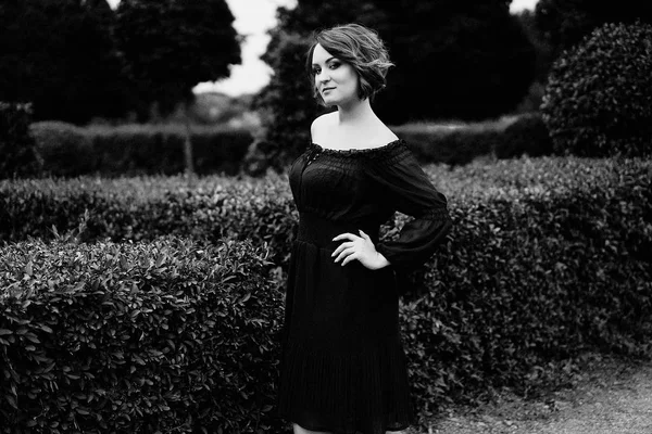 Kısa saç poz ile genç çekici kadın fotoğrafı siyah-beyaz 