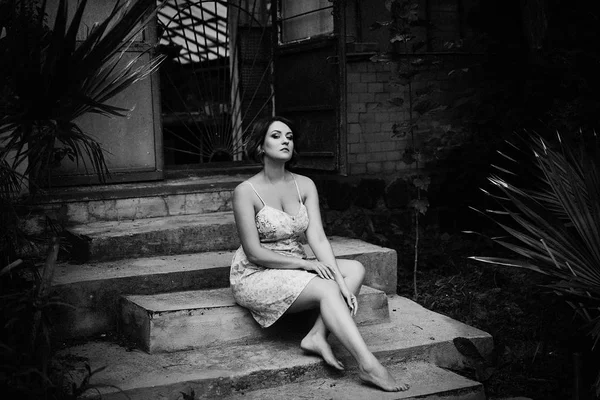 Kısa saç poz ile genç çekici kadın fotoğrafı siyah-beyaz 