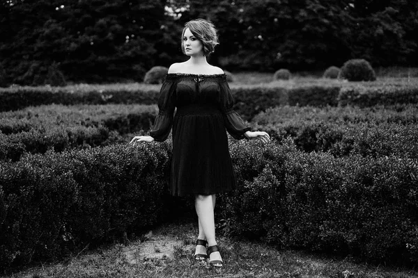 Kısa saç poz ile genç çekici kadın fotoğrafı siyah-beyaz 