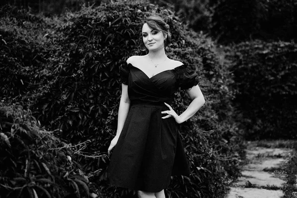 Kısa saç poz ile genç çekici kadın fotoğrafı siyah-beyaz 