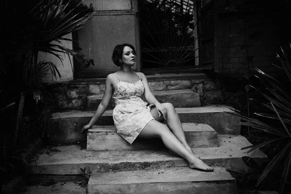 Kısa saç poz ile genç çekici kadın fotoğrafı siyah-beyaz 