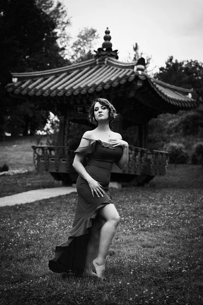 Kısa saç poz ile genç çekici kadın fotoğrafı siyah-beyaz 