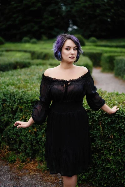  Renkli saç poz ile genç çekici kadın 