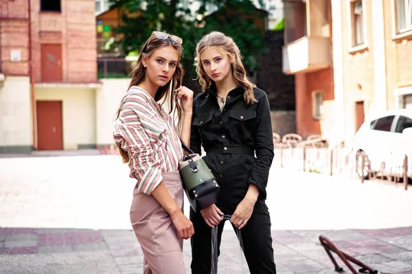 Twee Jonge Aantrekkelijke Fashion Modellen Poseren — Stockfoto